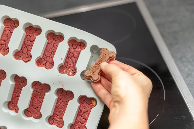 Backmatte aus Silikon für große Katzen- und Hundeleckerlis in Knochenform