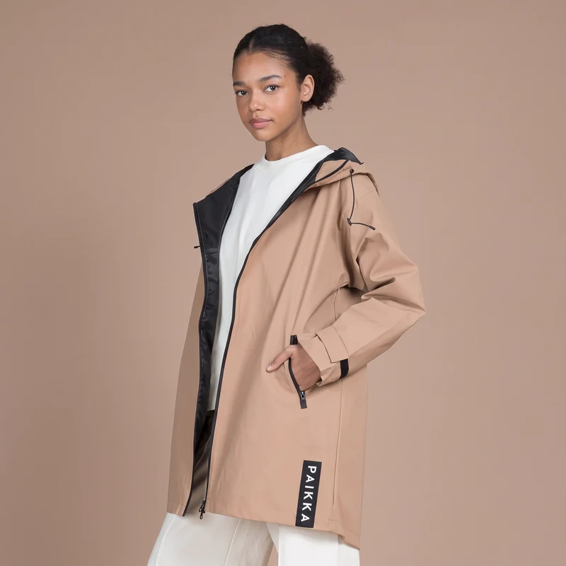 PAIKKA Human Visibility Raincoat Lite Taupe – reflektierende Damen-Regenjacke