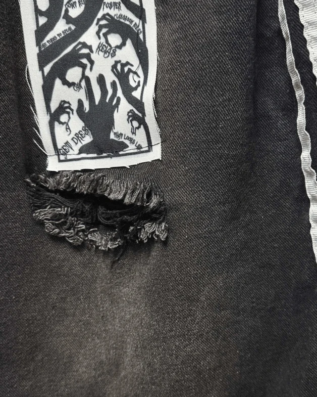 Distressed Gothic Graphic Denim Shorts（ Belt included )