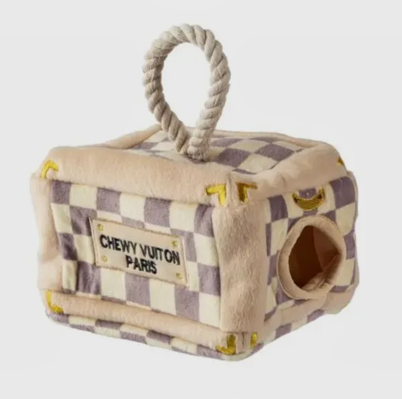 Chewy Vuiton Trunk Hundespielzeug checker