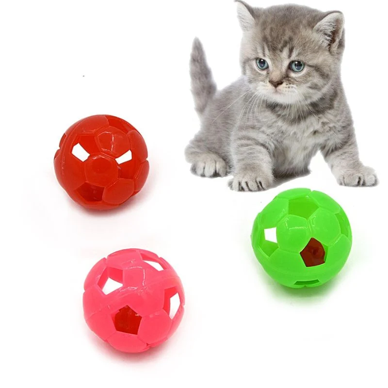 Spielzeug Katze, Katzenball in Fußball-Design mit integriertem Glöckchen im hohlen Inneren, Durchmesser 3,8 cm, Farbe zufällig (1 Stück)