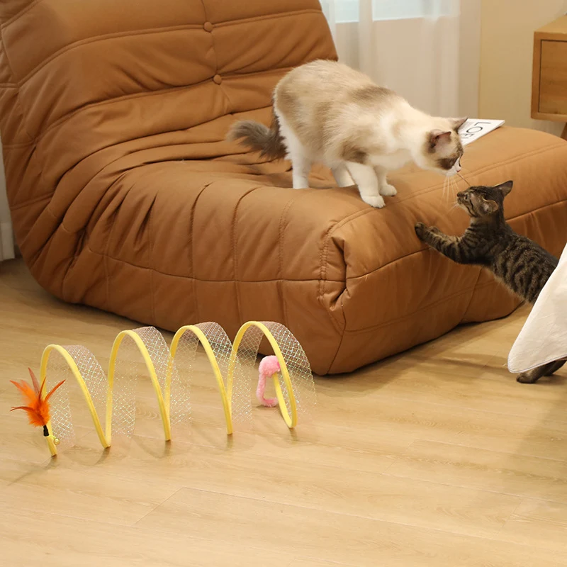 Katzenspielzeug mit Federn, Sisalbällen und Mäusen, geeignet zur Entspannung und Förderung natürlicher Instinkte