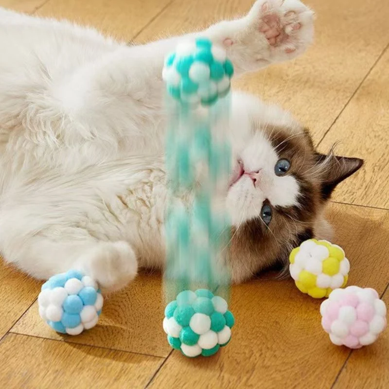 Spielzeug Katze, Plüschball mit Glocke, Elastisch, Aufmerksamkeitserregend und Süß, Farben Zufällig (2 Stücke)