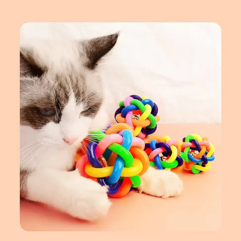 Katzenspielzeug, Interaktive 9 cm Buntes Hohl Katzenball Eingebaute Klingel für alle Katzenliebhaber & Spielen
