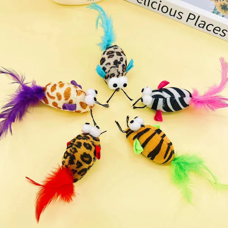 Kuscheltier Katze, Plüschmaus mit großen Augen, Fünffarbige Schwanzfedern & Katzenminze für Spiel und Spaß, Fünferpack