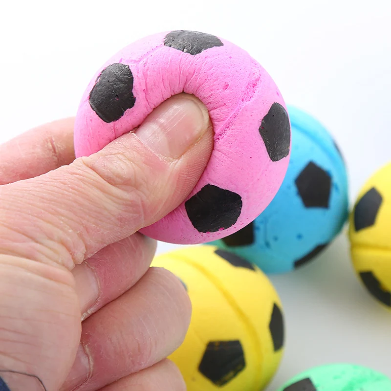 Katze Spielzeug, Katzenball, 4,5 cm Latex Schaumstoff Fußball, Interaktives Spielzeug für Katzen, 2er Set in zufälligen Farben